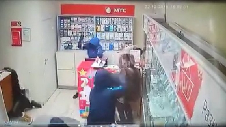 Chcieli okraść salon telefoniczny. Zaraz za nimi wpadli policjanci i zrobili porządek