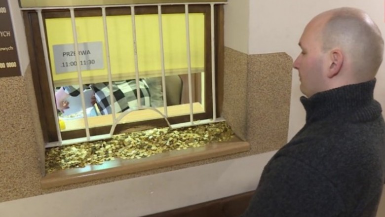 Typ zagiął kasjerkę w sądzie. Wezwano policję, bo chciał zapłacić 1 groszówkami