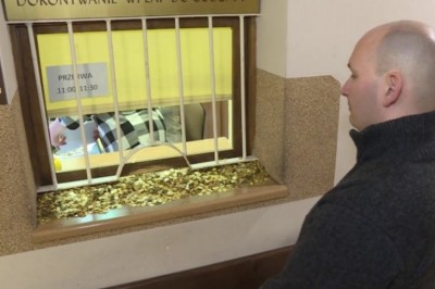 Typ zagiął kasjerkę w sądzie. Wezwano policję,  bo chciał zapłacić 1 groszówkami