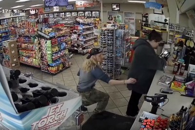 Okradł klientkę w sklepie. Tak się wyciąga telefon z kieszeni