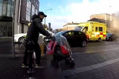 Ojciec roku. Zostawił dziecko w wózku przy ulicy, żeby złapać czapkę