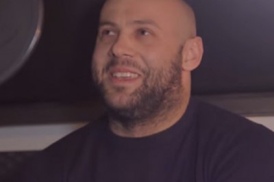 Jest szeroki jak szafa, ale głos ma anioła. Romantyczny cover przeboju Sławomira w wykonaniu kulturysty