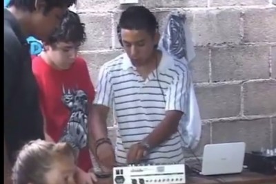 DJ przyłapany na bezprzewodowym graniu podczas imprezy. Konkretnie wymiata