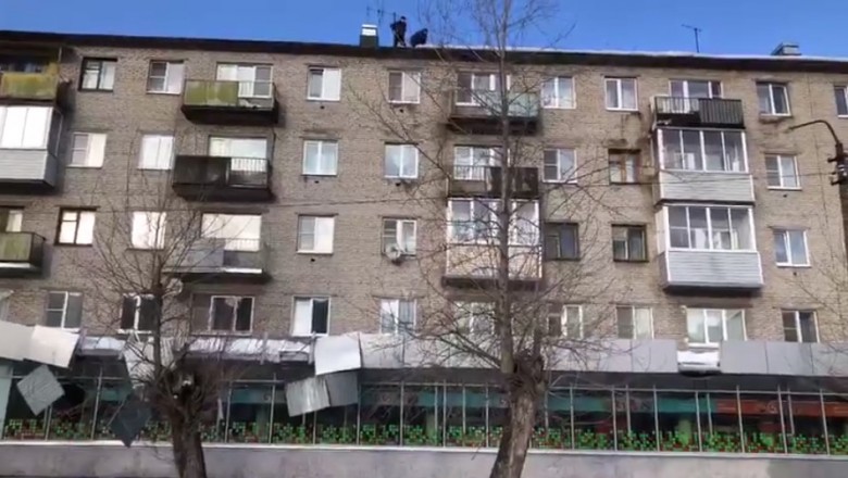 Dawaj Edek pokażemy im jak się odśnieża dach. Tym dwóm nic nie przeszkodzi