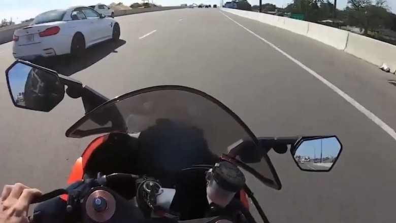 Kasowanie BMW podczas wyścigu z motocyklem. Wystarczyła chwila