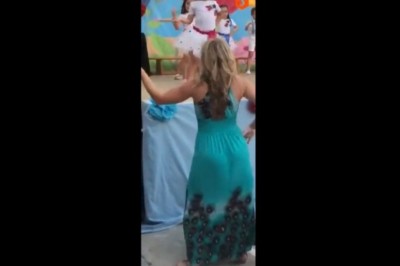 Tatuś nie wytrzymał i musiał nakręcić gorącą nauczycielkę. Nie mógł oderwać od niej wzroku