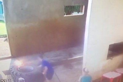 Zobaczył coś w necie i postanowił się popisać przed kumplami. Ku przestrodze