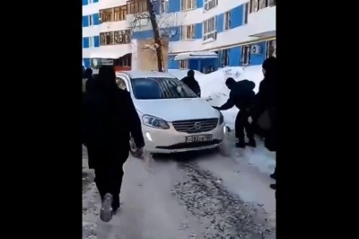 Mocna akcja pod blokiem. Szybka ucieczka podczas próby zatrzymania przez policję