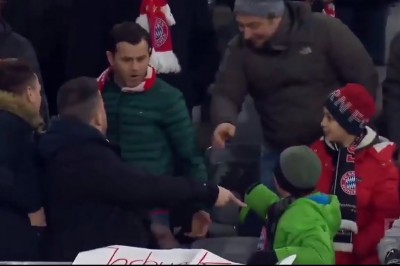 Chytry kibic zabrał koszulkę przeznaczoną dla chłopca. Kibice szybko go naprostowali