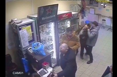 Ekspedientka staje w obronie klienta i gasi światło porobionemu typowi