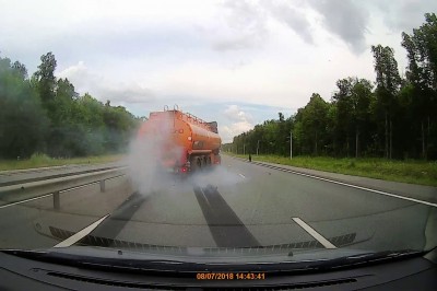 Ziomek oszukał przeznaczenie. Wyprzedzasz cysternę lewym pasem, a tu taka akcja