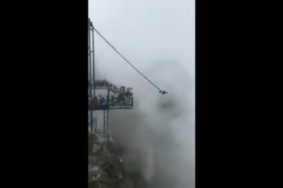 Ekstremalna huśtawka w Chinach. Atrakcja tylko dla prawdziwych twardzieli