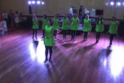 Byłam w swoim życiu na wielu weselach jednak takiego tańca nigdy nie widziałam. Patrz na ich nogi