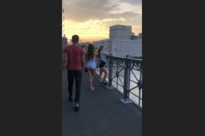 Ładnie go poniosło. Gdy widzisz dwie fajne dziewczyny, a bardzo Ci się nudzi