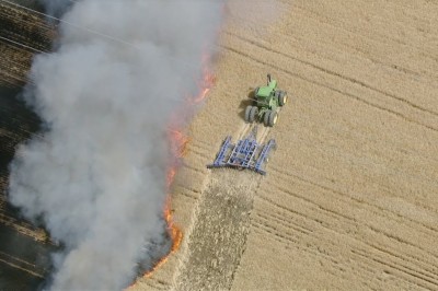Nie czekał na strażaków. Wsiadł na traktor, aby ratować pole sąsiada