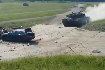 Rozpędzony czołg kontra auto osobowe. Tak się bawią żołnierze na poligonie