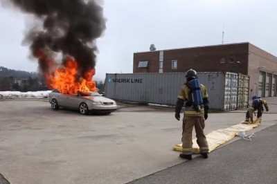 Jak szybko ugasić płonące auto? Ci strażacy mają na to dobrą metodę