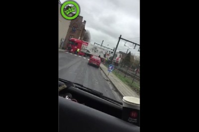 Zablokowana ciężarówka na przejeździe kolejowym kontra rozpędzony pociąg