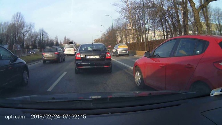 Szybka kara dla cwaniaka. Myślał, że go policjant nie zauważył