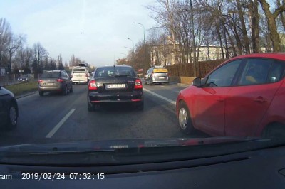 Szybka kara dla cwaniaka. Myślał, że go policjant nie zauważył 