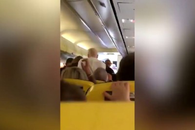 Konkretna zadyma na pokładzie Ryanair. Pasażerowie wszystko nagrali 