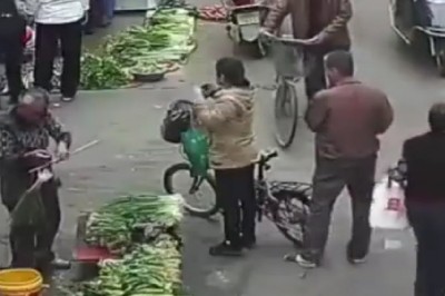 Kieszonkowiec z pałeczkami do ryżu wyciąga telefon z kieszeni