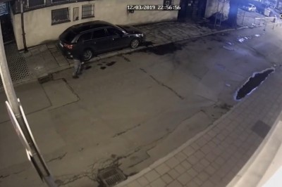 Nagrali jak gość niszczy auta w Krakowie. Policja już go złapała