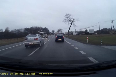 Dwa razy leciał na czołówkę podczas jednego wyprzedzania. Pirat drogowy w akcji