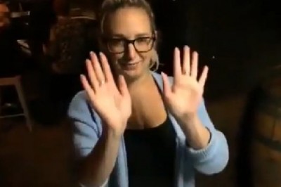 Szczena opada. Blondyna, która ma bardzo nietypowy talent