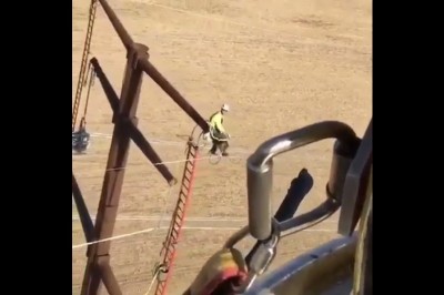 Nuda w pracy? Zobacz gościa po którego przylatuje helikopter po pracy