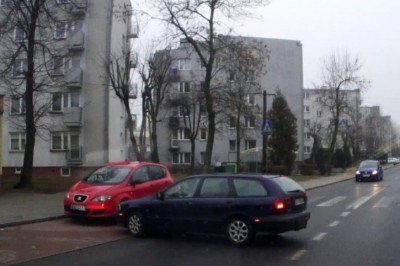 Obraziła się na auto i zostawiła je na środku drogi. Blondyna i jej piękna akcja