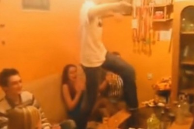 Matka nie będzie zadowolona z imprezy tych nastolatków. Chłopak trochę poszalał 