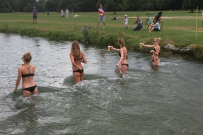 Dziewczyny, browar i świetna zabawa w centrum parku. Nietypowe zawody w Monachium