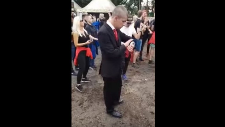 Po ważnym spotkaniu w korpo trafił na festiwal muzyczny. Musiał się mocno wyluzować
