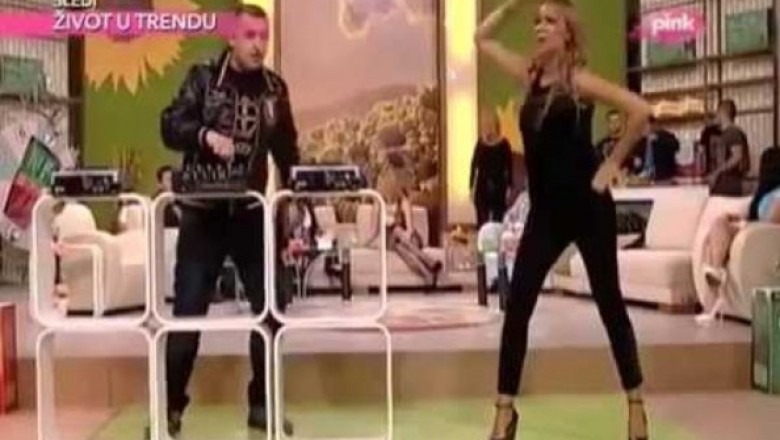 Bezprzewodowy DJ i piosenkarka bez mikrofonu w programie śniadaniowym