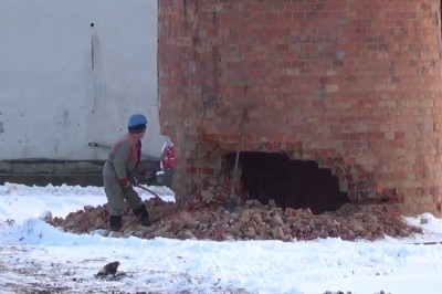 Edek łap za młot i do wieczora tego komina ma już nie być. Ten gość nie wie co to BHP