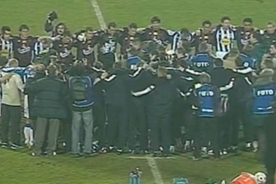 Aż ciarki przechodzą. Tak wyglądało przerwanie meczu po śmierci Jana Pawła II