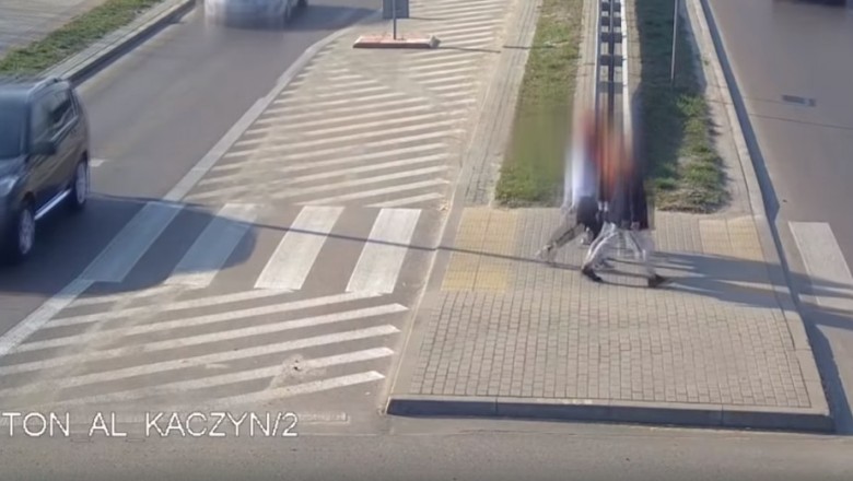 75-letni dziadek potrącił 4 nastolatki na pasach. Nagranie z miejskiego monitoringu