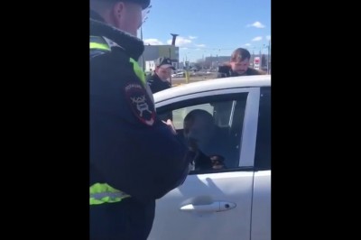 Wyrozumiały policjant pomaga kierowcy dobrowolnie wysiąść z auta