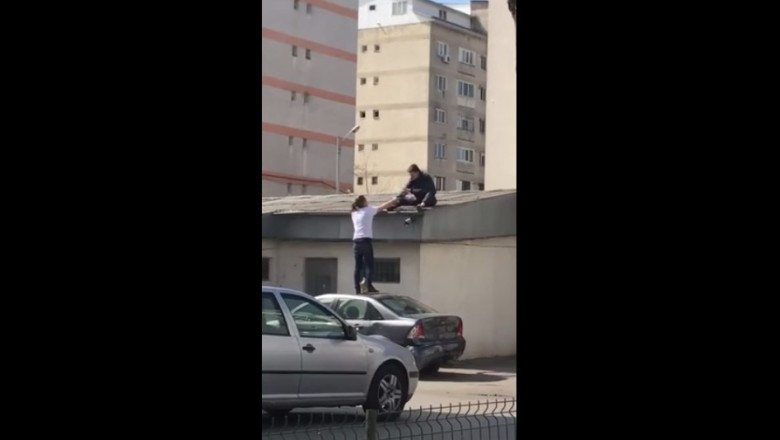 Seba z Matim postanowili trzepnąć browarka na dachu sklepu. Finał pięknych lotów