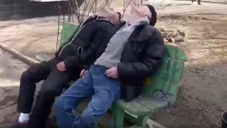 Seba z Matim postanowili odpocząć na ławce pod blokiem. Dopadło ich zmęczenie