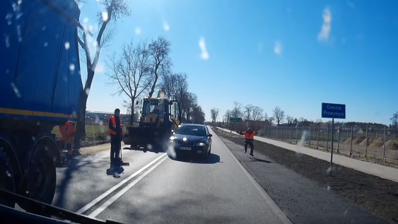 Edekowi puściły nerwy. Wyskoczył z koparki prosto na drogę instruując kierowców