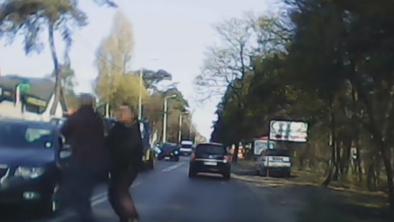Spotkanie dwóch bokserów na drodze w Józefowie. Wyskoczyli z aut na środku drogi