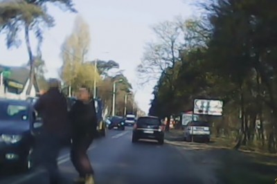 Spotkanie dwóch bokserów na drodze w Józefowie. Wyskoczyli z aut na środku drogi 