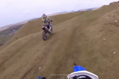 Spadł z 40 metrowego klifu, bo nie sprawdził terenu. Motocyklista nagrał swojego pecha