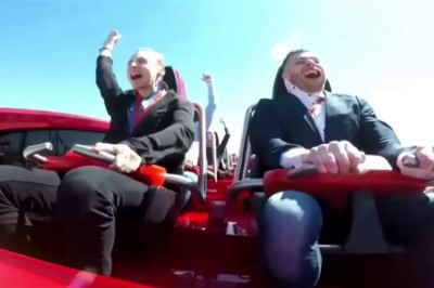 Ziomek wyłapał prosto w twarz podczas jazdy rollercoaster`em. To dopiero niespodzianka 