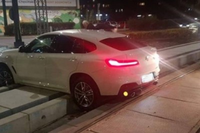 Kierowca BMW zawisł na torowisku tramwajowym. Szybka kara za jazdę na skróty