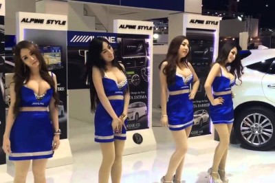 Fajne dziewczyny i ich „taniec” podczas pokazu Alpine na targach samochodowych