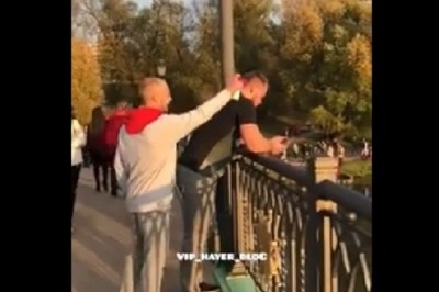 Koksu się wkurzył i przerzucił ziomka przez barierki prosto do wody. Nieudany żart z trąbką