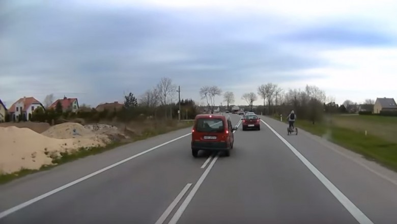 Porobiony typ w Renault Kangoo pokazuje swój drift na łuku drogi